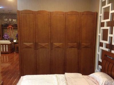 臥室實(shí)木衣柜門(mén)效果圖